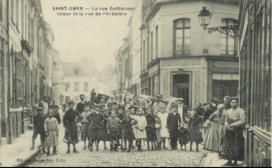 En se promenant dans ces rues étroites de la ville,on peut se rendre compte que des maisons de maître,cotoyent des maisons plus modestes.
